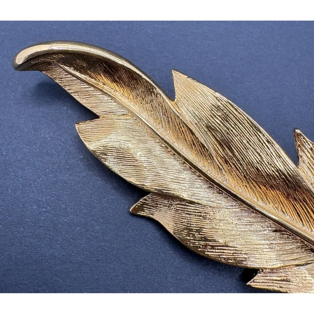 Vintage Napier Curled Leaf Feather Textured Brushed Gold‎ Tone Brooch 3